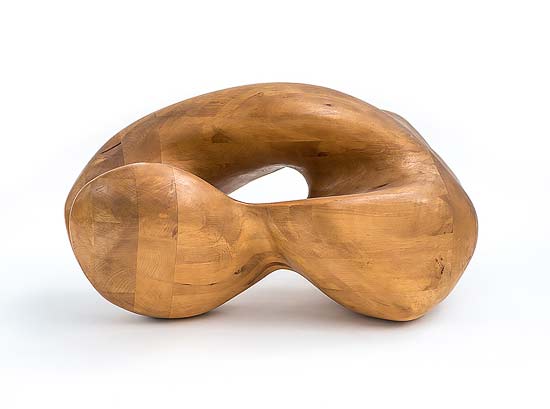 Skulptur von Wolfhard Koeppe ›Holzobjekt (Hommage an Henry Moore)‹ aus Erlenholz